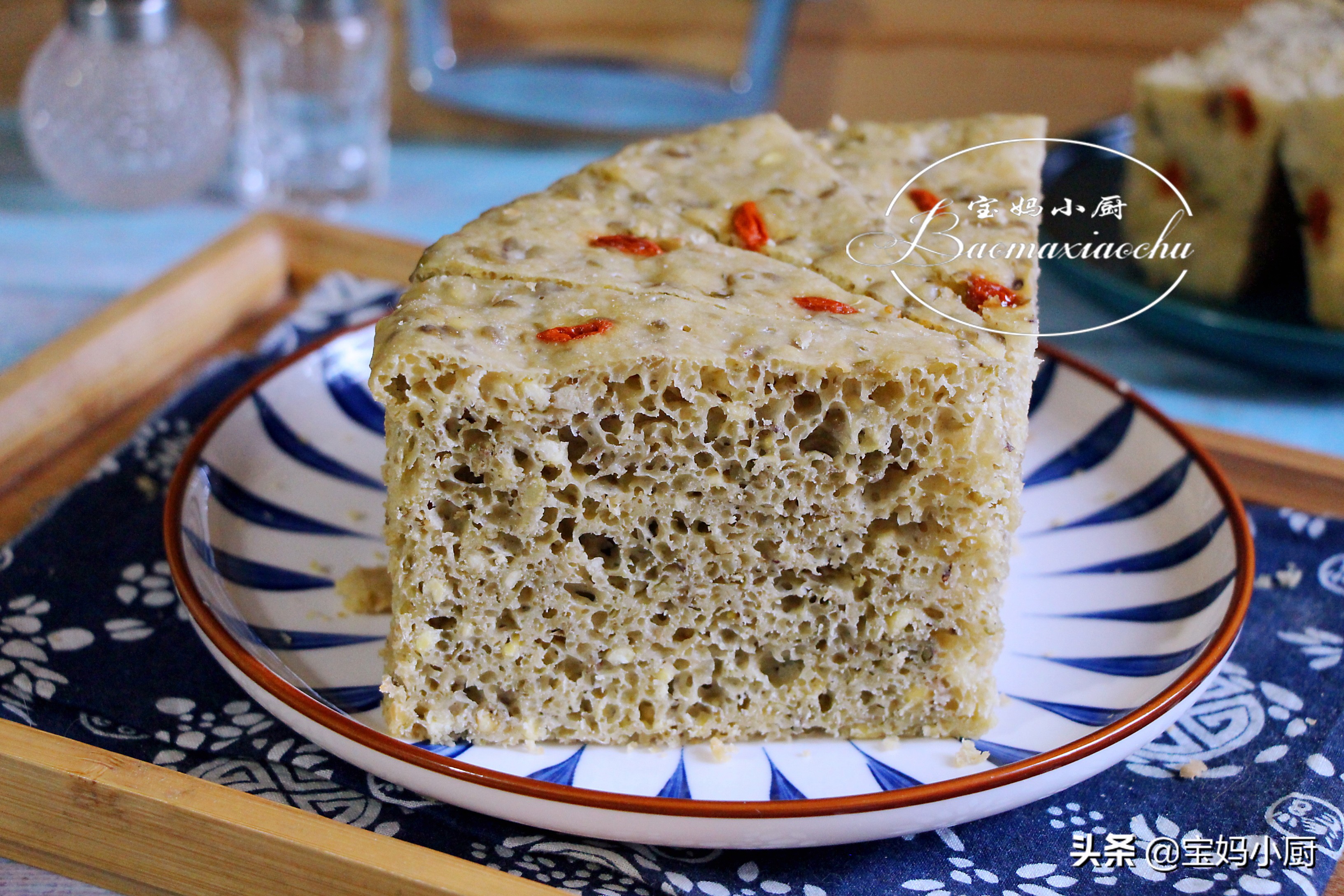 用綠豆湯做發糕火了，天熱常吃好，一攪一蒸就出鍋，有彈性還蓬鬆