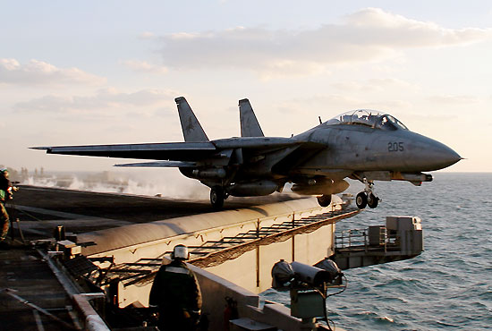 大批战机云集关岛，对头号目标发出警告，俄专