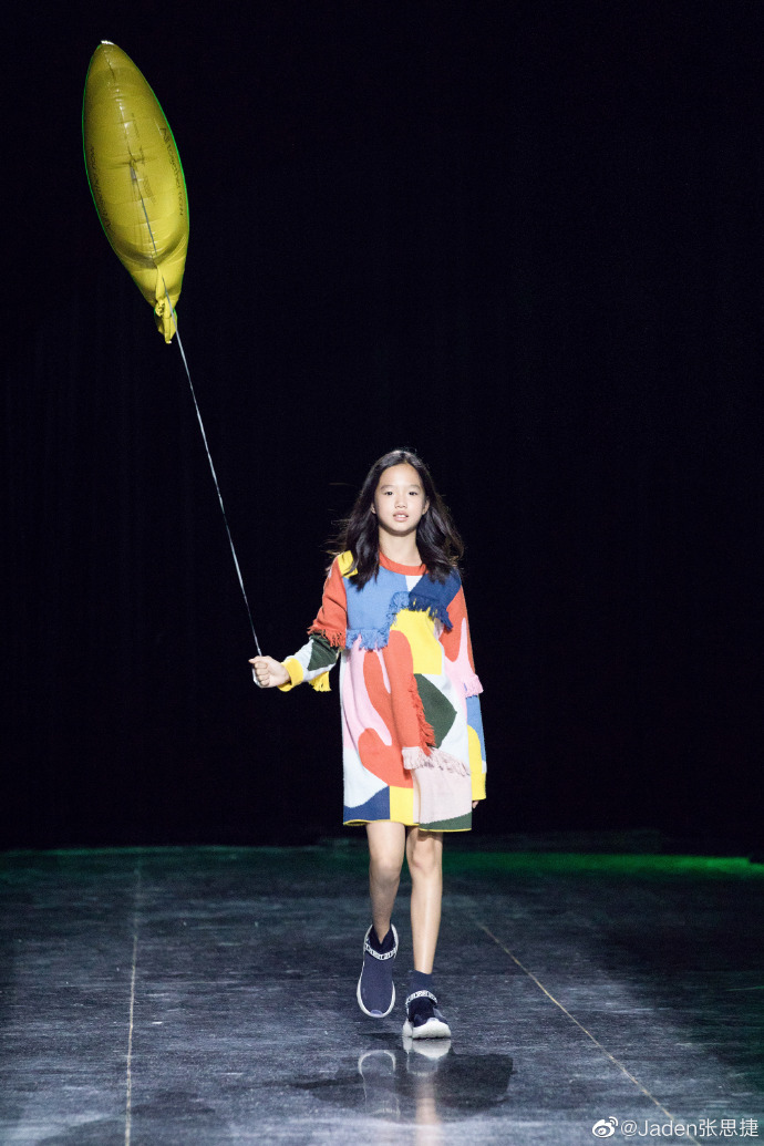 鐘麗緹12歲的二女兒近照曝光，撕掉“最醜”標籤長得越來越漂亮