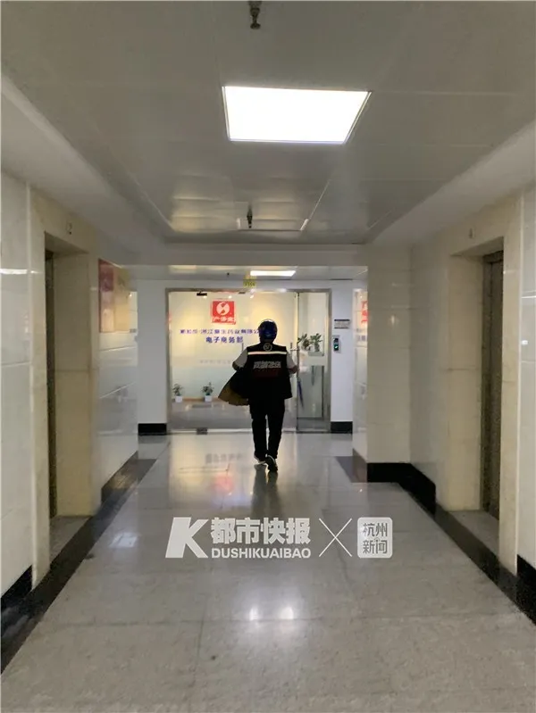 上下楼一趟要30分钟！杭州这座写字楼的电梯能急