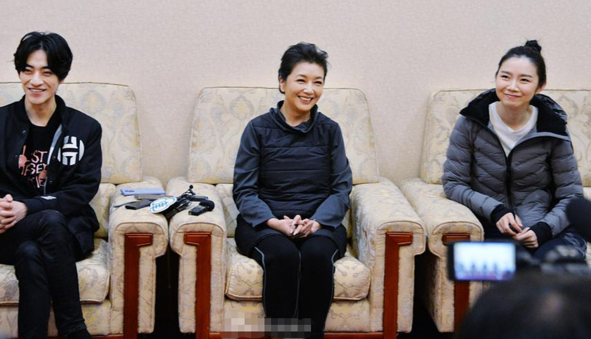 老戏骨江珊罕现身，眼纹明显皮肤松弛显老，手