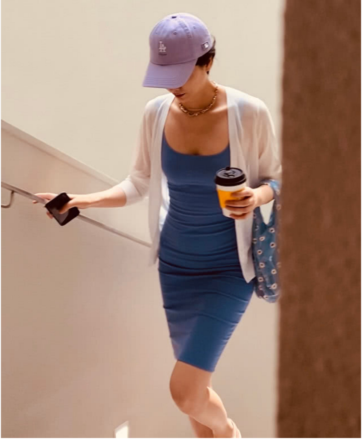 李亚鹏带女儿游玩，其女友却在大秀身材？脖子上的贴纸令人遐想
