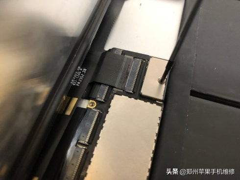 iPad4代不开机黑屏无法显示检修