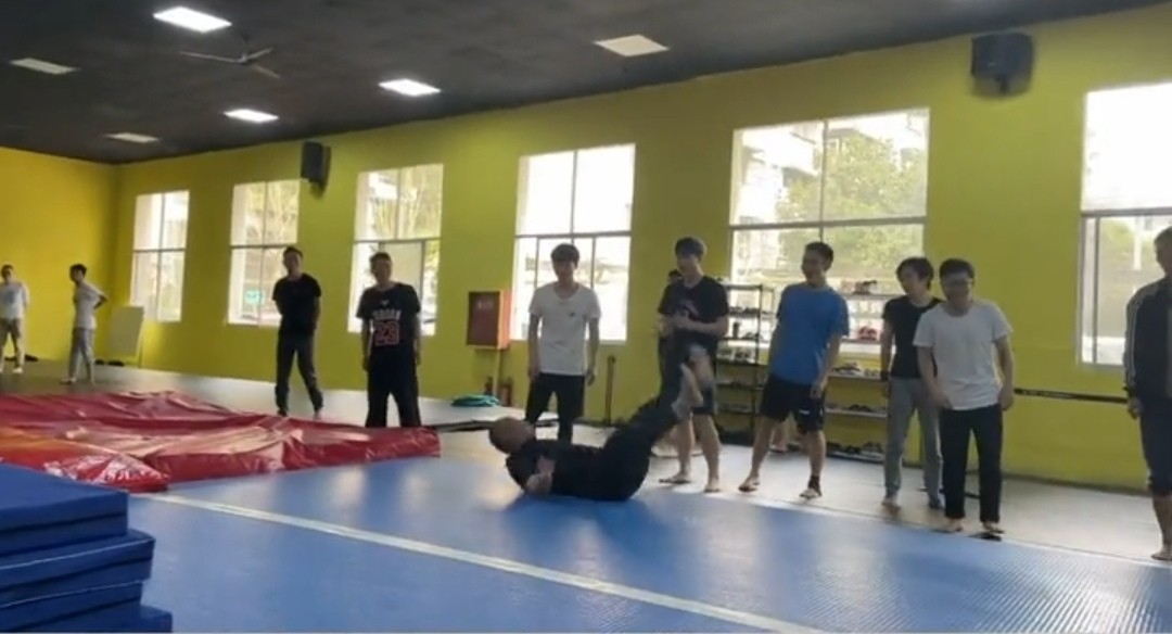 58岁李宁罕见露面！上了年纪身材发福头发也白了