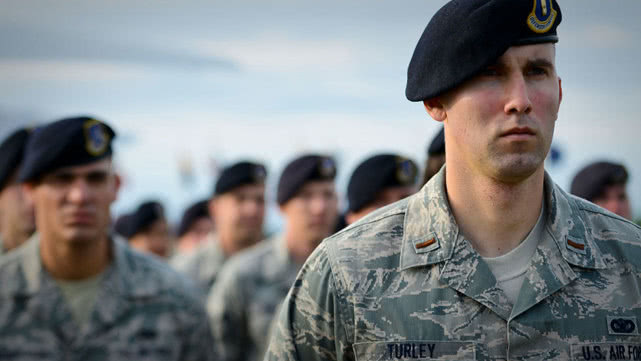 本想当兵拿绿卡？美军一夜之间打碎美梦，在美