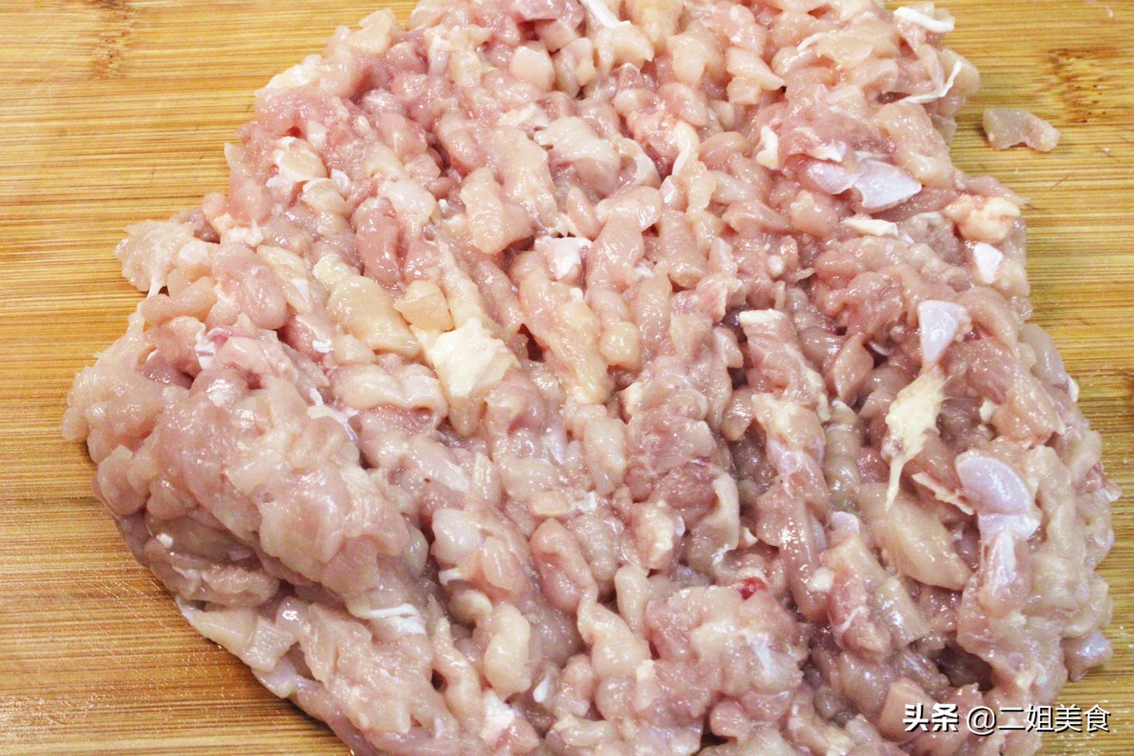 鸡肉和香菇搭配，做盒子没想到这么好吃，比韭菜馅香，比肉馅解馋