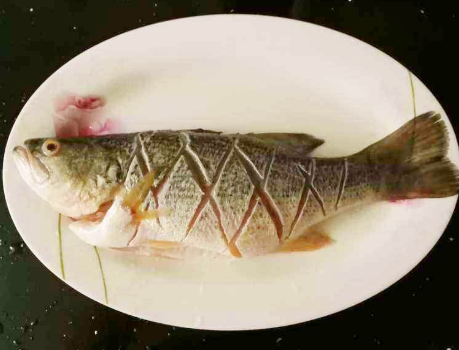 图片[3]-清蒸鲈鱼时 什么时候放盐是关键 用对了方法做 鲈鱼鲜嫩还不腥-起舞食谱网