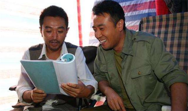 他家境贫寒，由长姐喂奶长大，8个哥姐供他念书