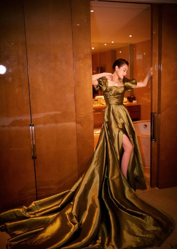 胡杏儿挺孕肚探班闺蜜，怀孕9月肚大如箩，穿宽