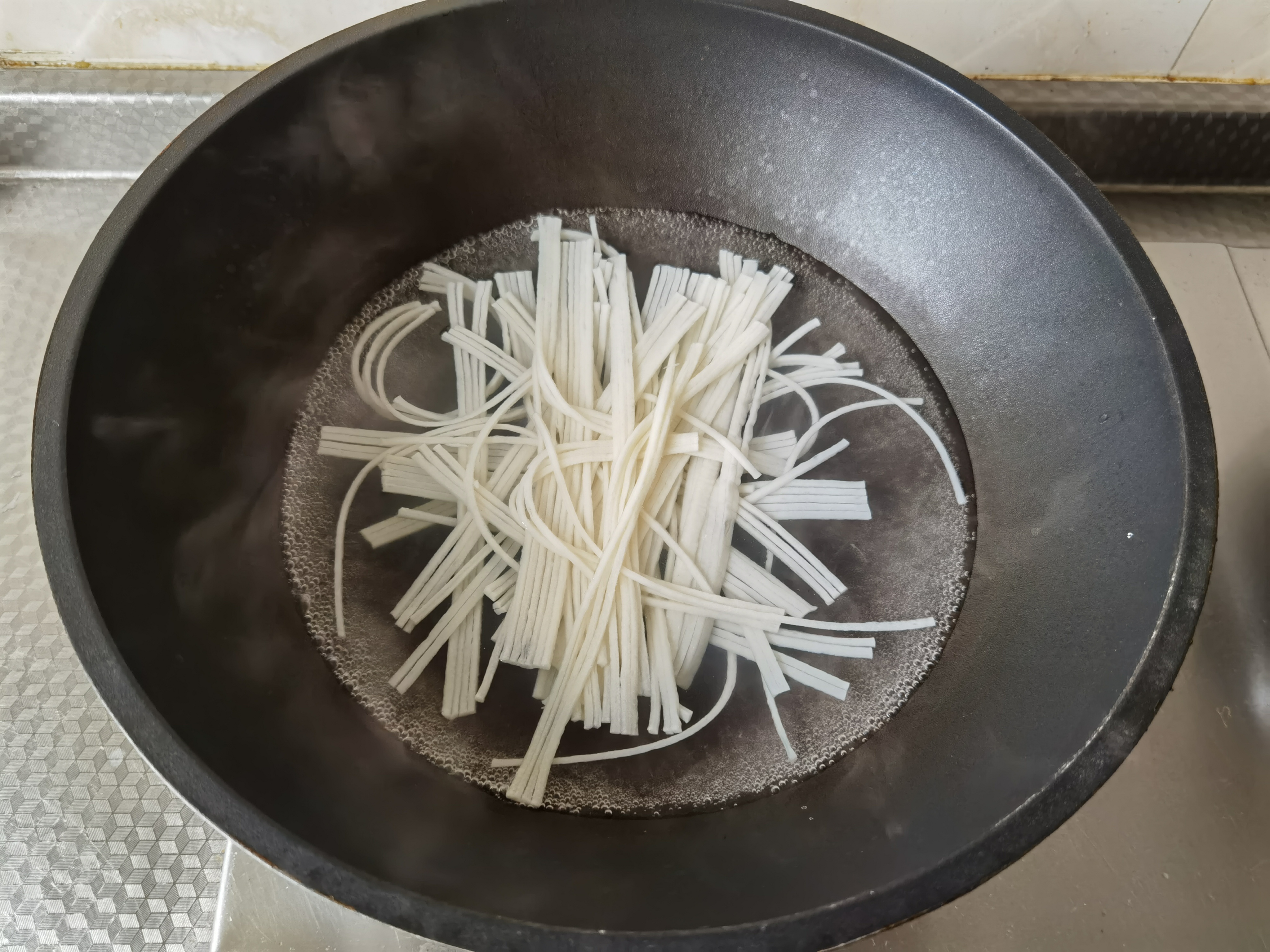 家常黑椒酱鳕鱼面，鲜美可口，做法简单，大人孩子都爱吃