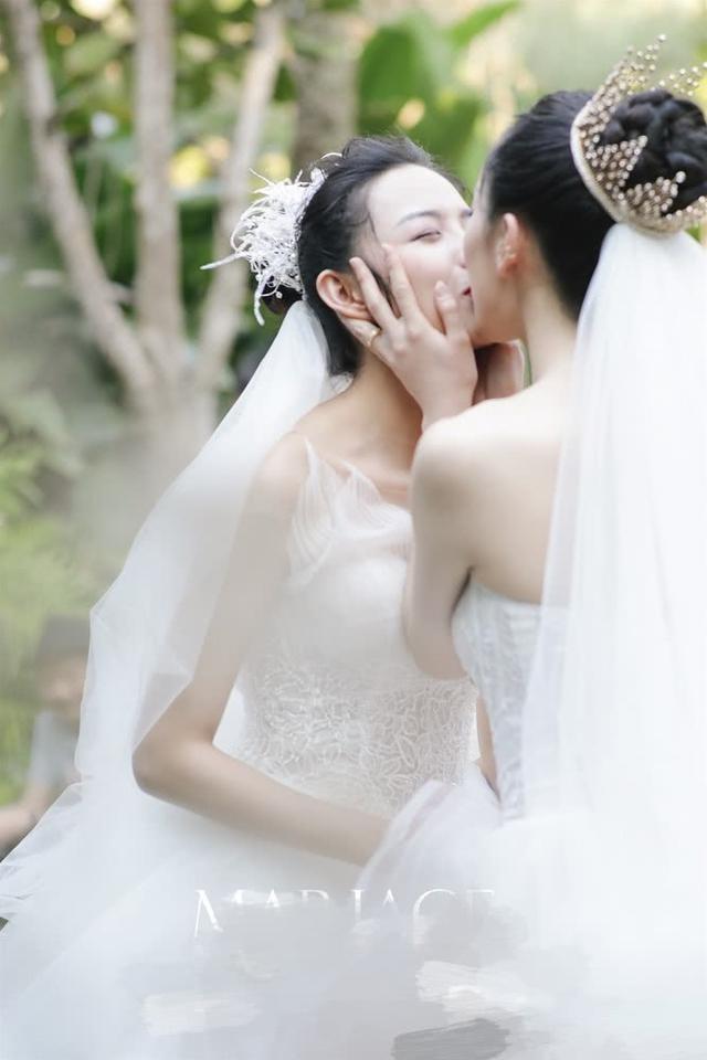 杨丽萍女徒弟和同性爱人结婚，婚礼现场曝光，双方爸爸拥抱