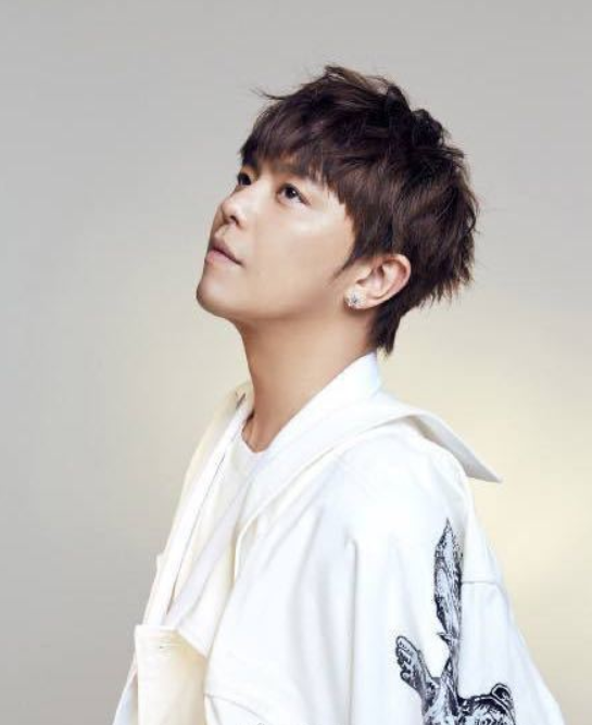 鼻酸！女友峮峮代替小鬼为其父过60大寿，完美复刻全家福