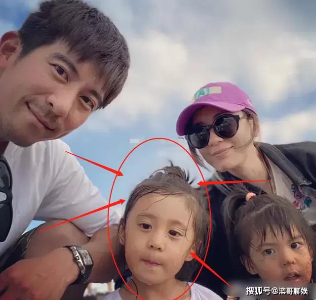 贾静雯全家明星脸，咘咘越长越美丽，没想到波妞更漂亮