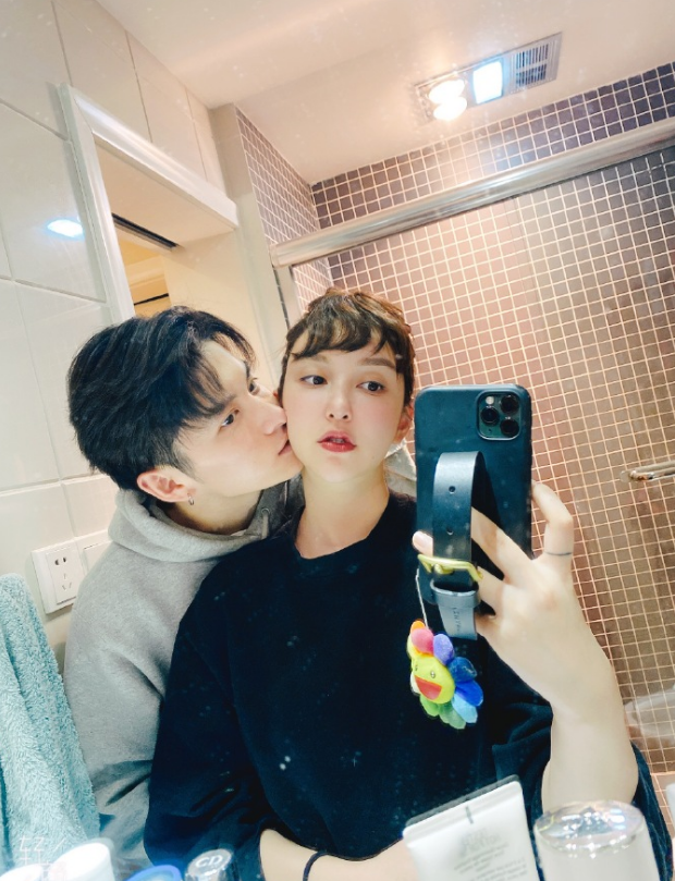 李雨|薛之谦前女友李雨桐宣布当妈喜讯 晒一家三口握手照表爱意：一切都值得