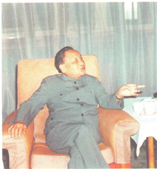 放弃对台湾使用武力？79年邓小平访美面对刁难，他如何作答？