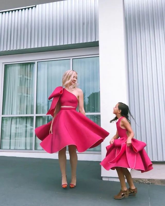 To realize princess dream of the daughter, play essence old father with one's own hands tailor about a hundred " blackart " skirt explodes sth resembling a net of network of fire