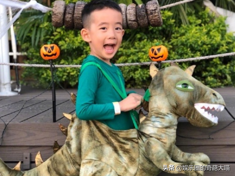 有種“挑著長”叫陳胤捷，完美避開媽媽基因，與陳小春複製粘貼