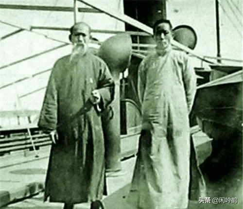 他辞官回家，路上遭到土匪打劫，行李翻开后，土匪泪崩跪送其30里