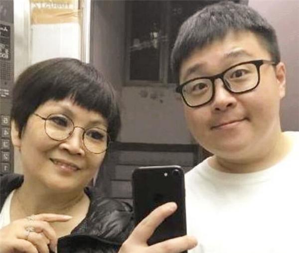 郝劭文：3岁出道10岁片酬千万，身家却被父母败光，只能打工还债