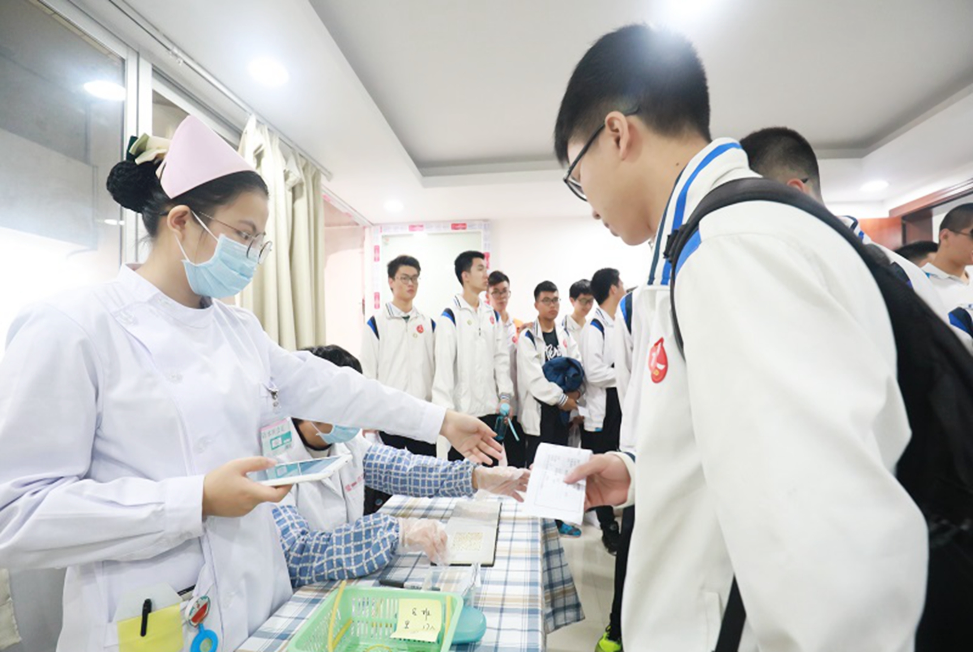 高考体检现场失控：有人主动“脱光”闹笑话，有人扭扭捏捏羞红脸