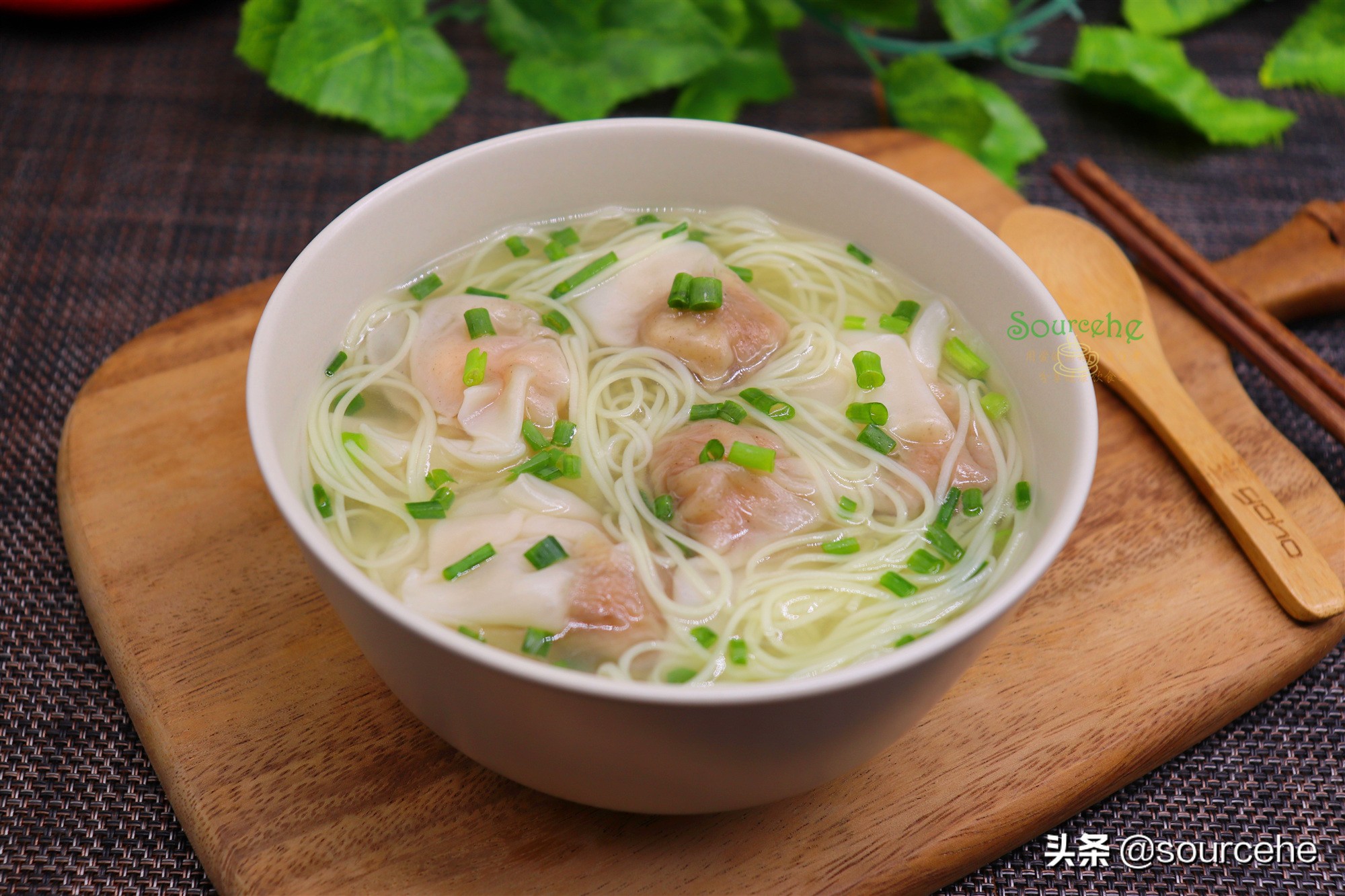 广东的云吞面，在家做只需8分钟，云吞鲜美，面条香滑，老小爱吃
