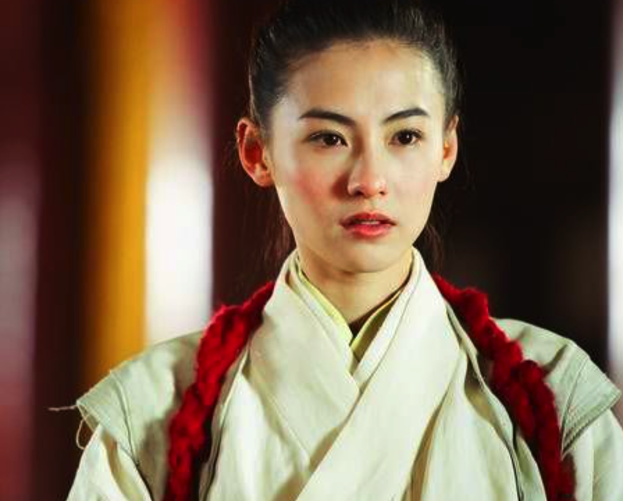 41岁张柏芝穿西装太美！皮肤饱满气色好，红发女团造型吸睛