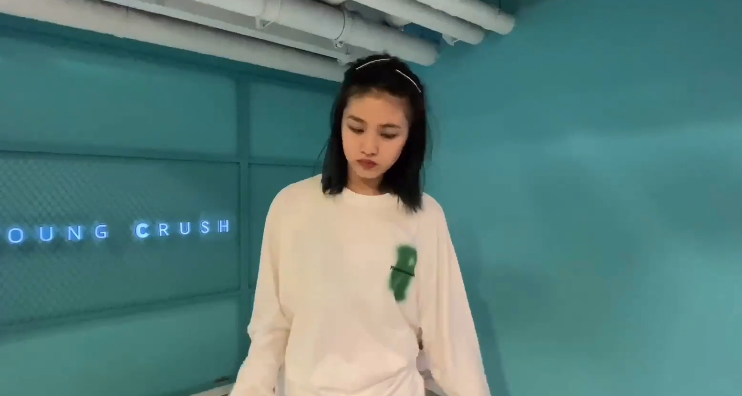 汪峰一家五口齐出镜，15岁小苹果越长越像章子怡