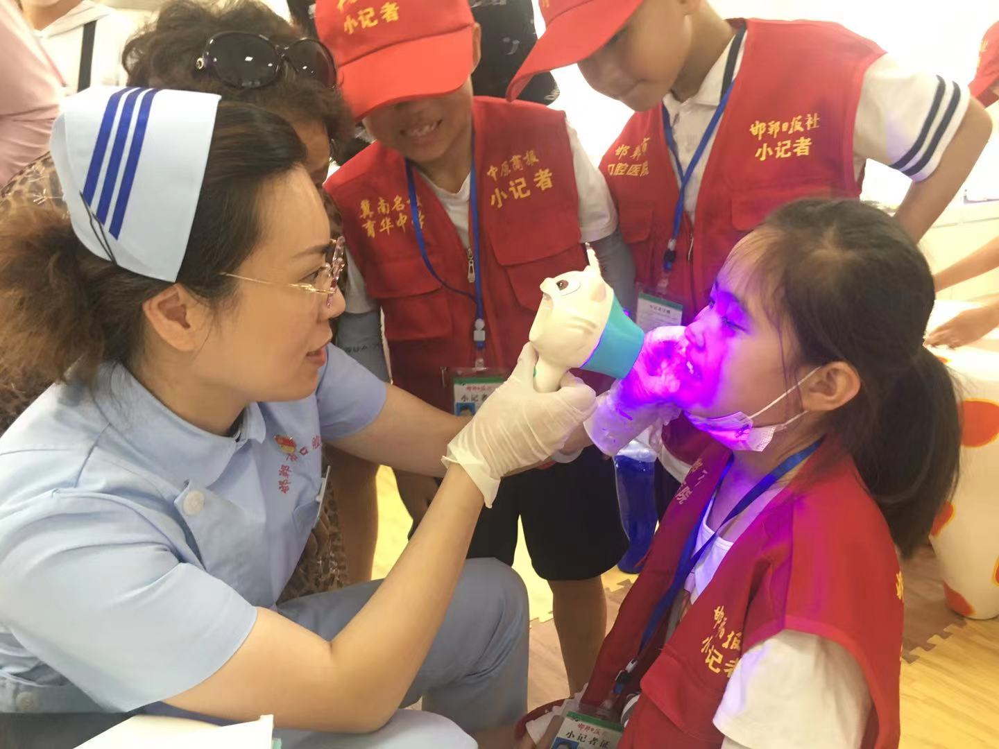 跟着专家学刷牙 口腔健康有保障——邯报小记者走进邯郸市口腔医院采风