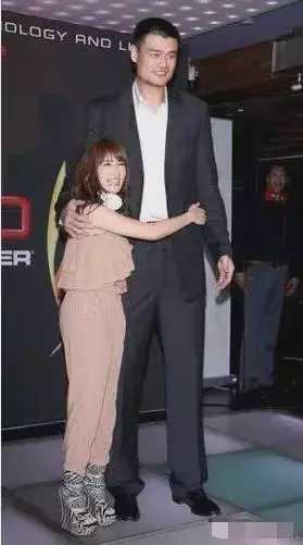 “身高检测器”姚明与众星合影：黄晓明让人意外，韩红小鸟依人