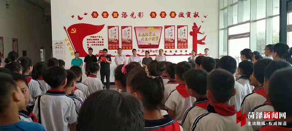 定陶区第四实验小学怎么样?师生美术展开幕(图1)