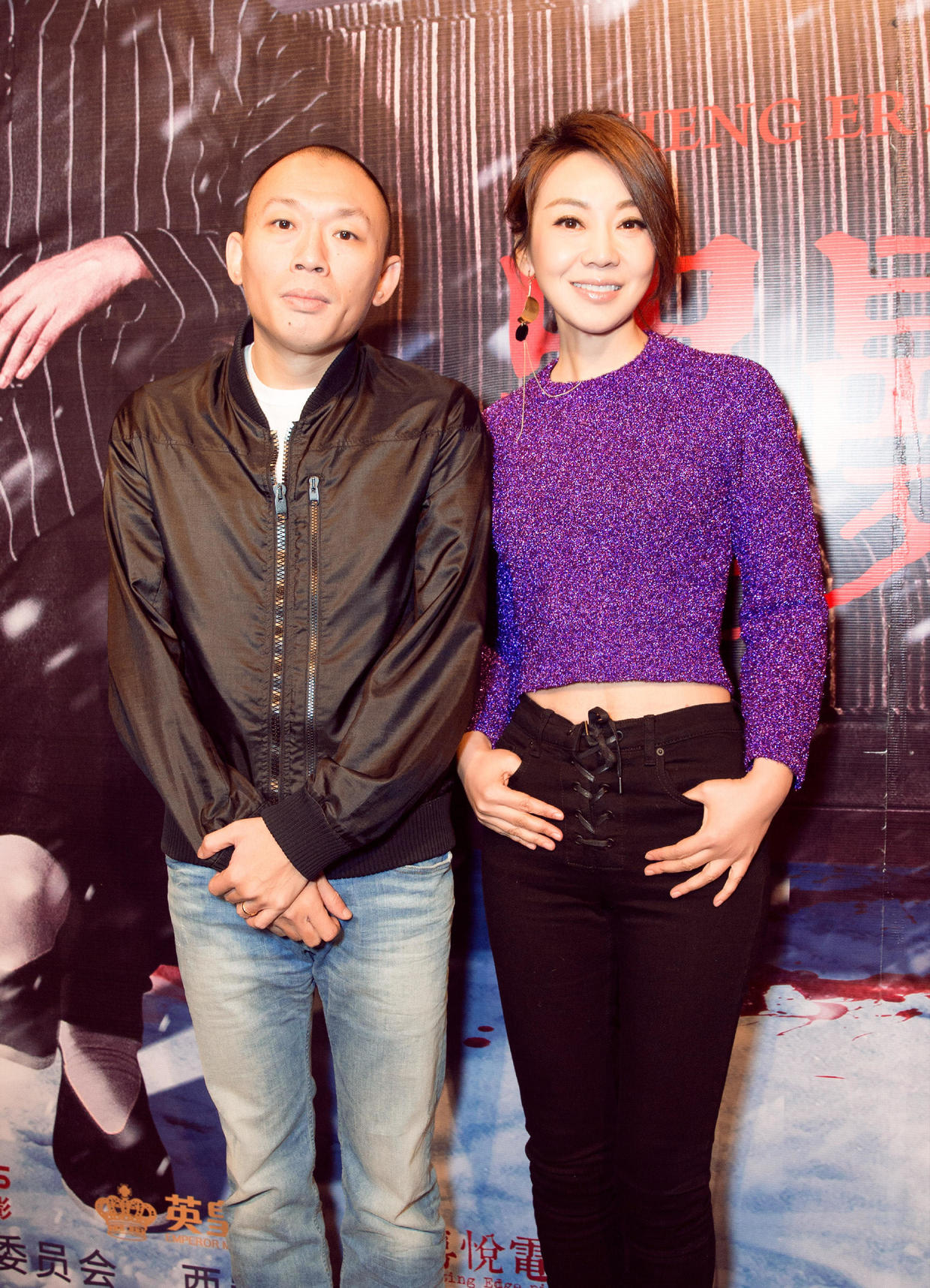 闫妮气场开挂，穿橘色上衣配黑色牛仔裤简约利