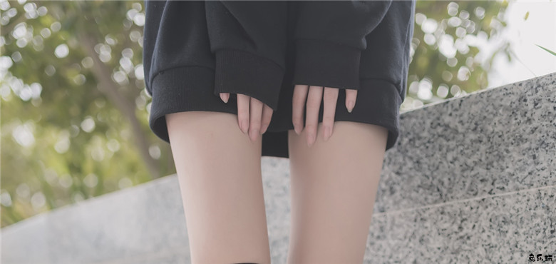 【福利姬】让人喜欢的黑丝及膝袜小细腿！太美了（48P）