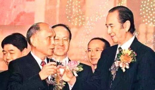 赌王去世霍家全体送别，霍老太太去世何家无人