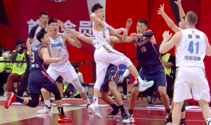 Does type of may you die without sons foul? Liu Xiaoyu is kicked repeatedly take a top, guangdong Du Feng loves to will cover private parts anguish exeunts