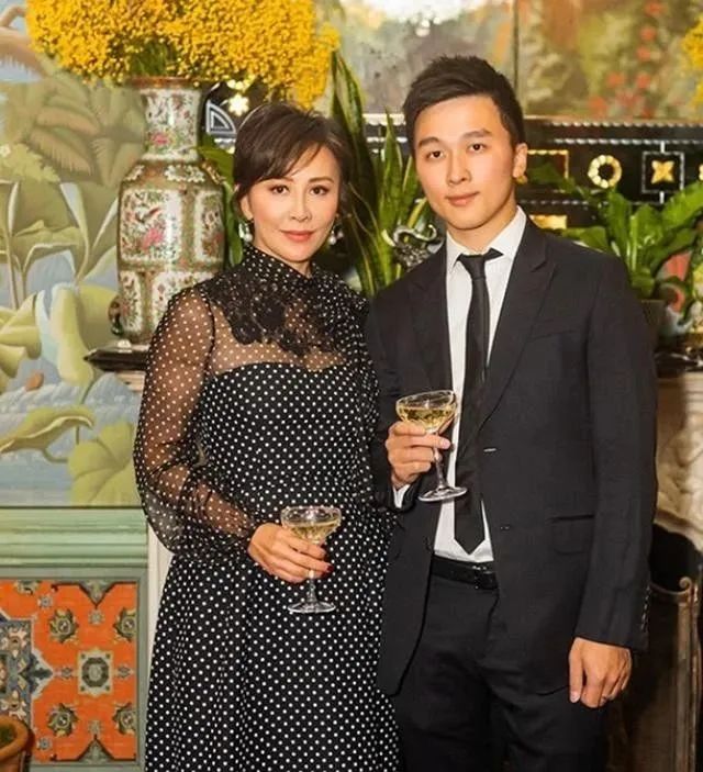 52岁刘嘉玲为弟媳庆生，结婚12年没生子，8亿身家