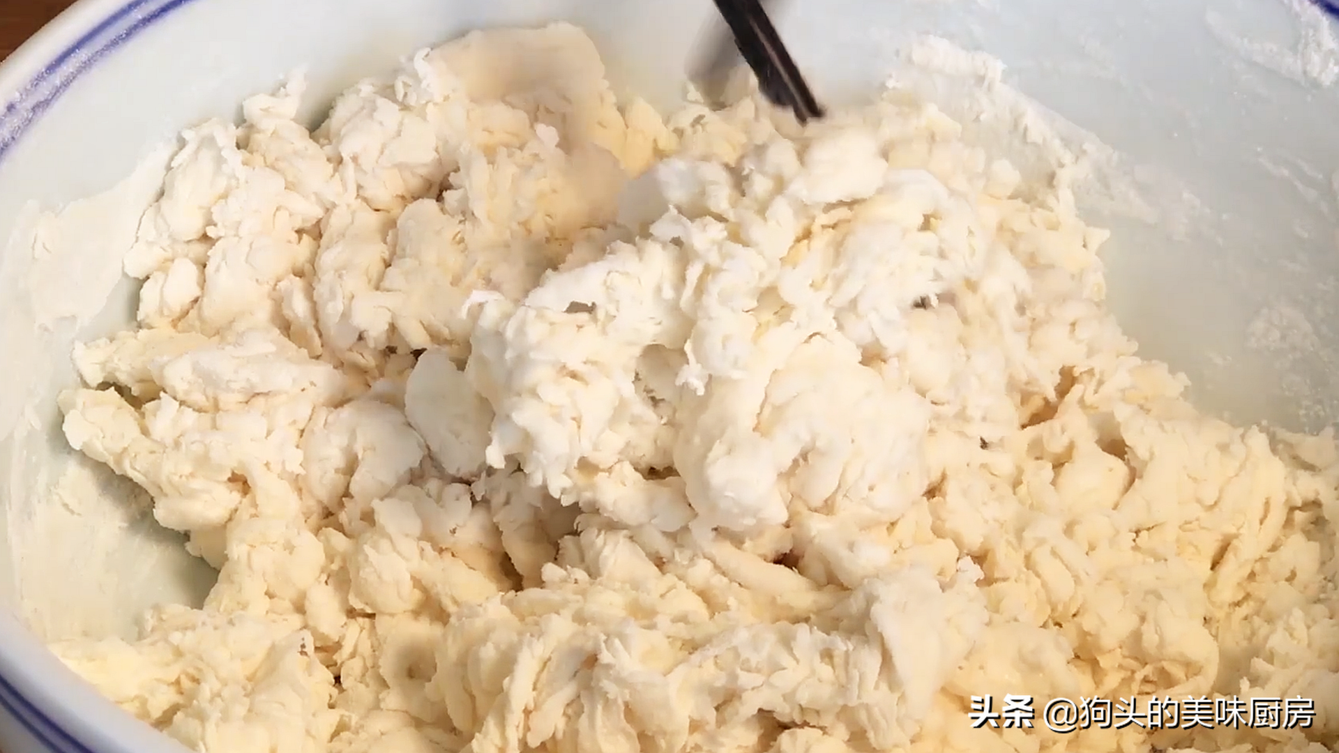 韭菜加豆腐，我家隔三天吃一次，外酥里嫩，飯店都吃不到，太香了