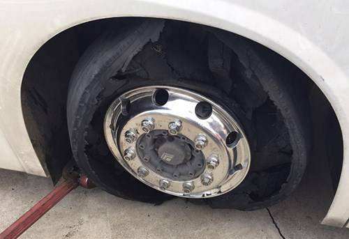 汽车爆胎不是突如其来的，这几种征兆意味着有爆胎的风险