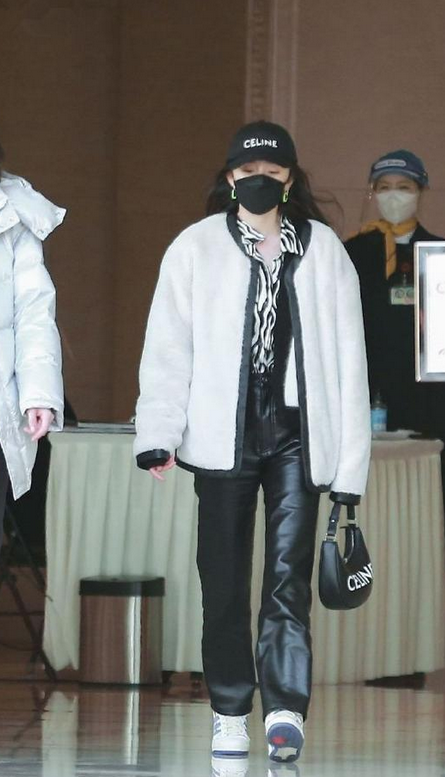 杨幂也太有品了吧，用毛绒外套叠穿斑马纹衬衫