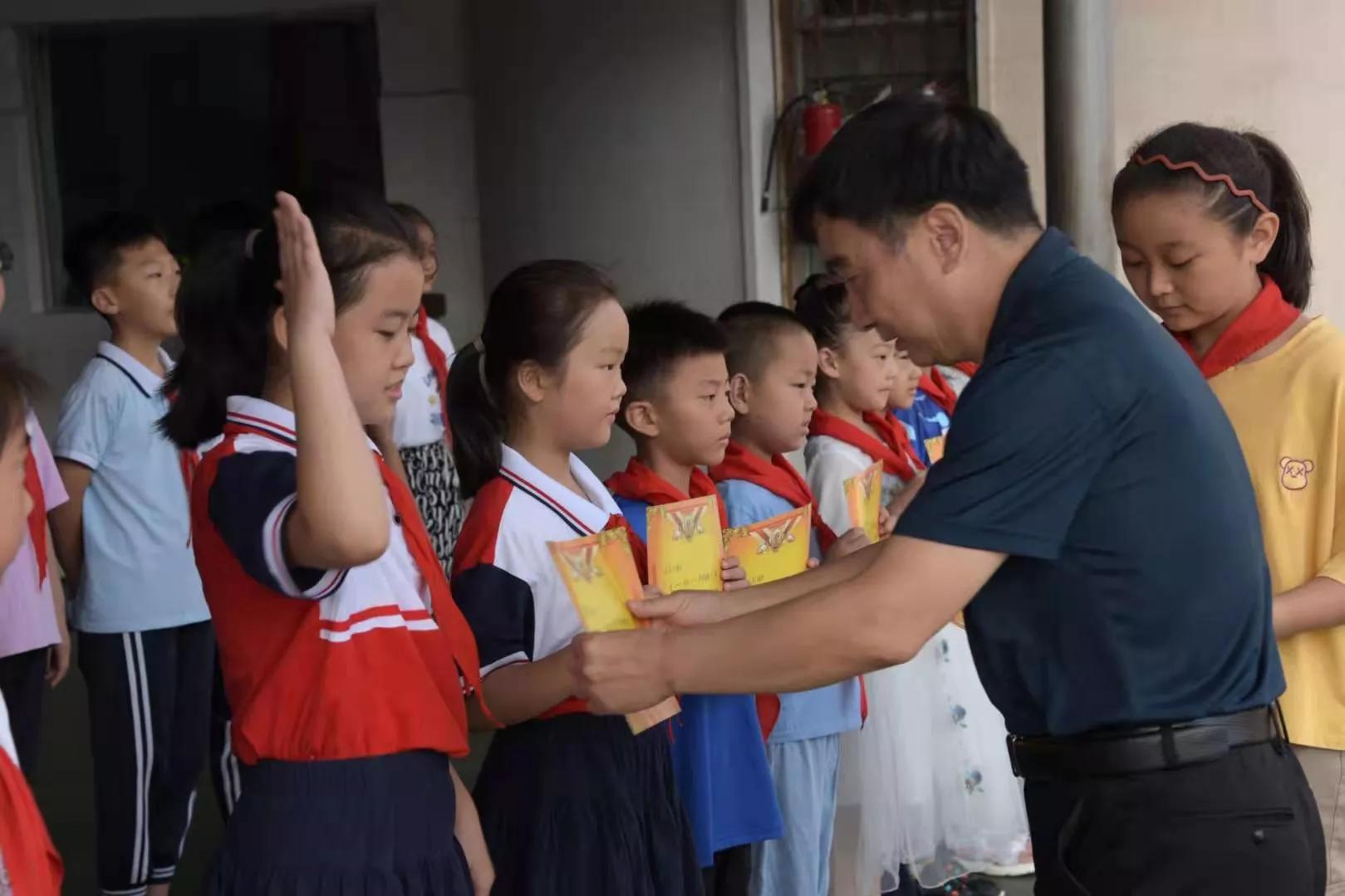 鹤壁市桃源小学举行主题放学典礼暨表彰仪式(图1)