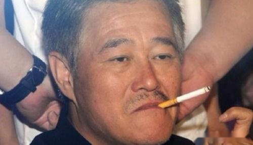 向华强能逼成龙下跪，打脸曾志伟，却不敢惹怒