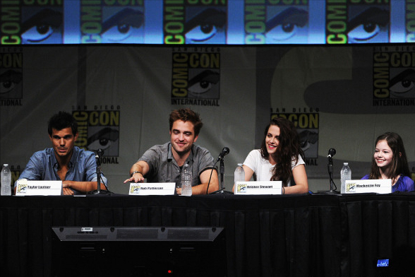 “暮光之城”那个小女孩如今已经21岁了，昔日的