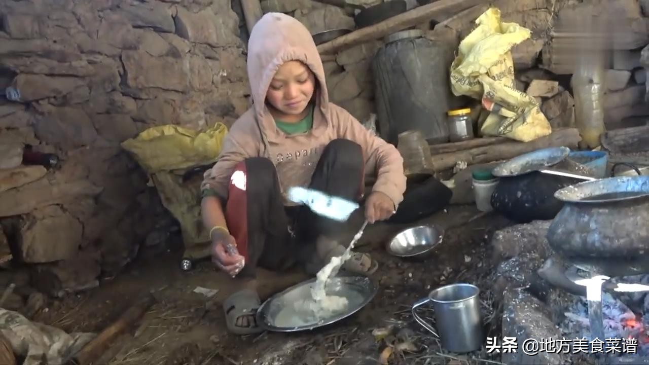 尼泊尔穷人的生活，炒菜用奶油，盐巴像石头，小孩放学回来背牛粪