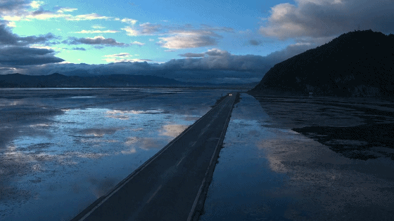 Take 19 champion repeatedly, "Hold in both hands red " 3 actors, " Si Teng " by what so " horizontal " ? 