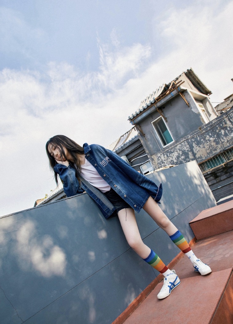 李嫣踩点晒父女相拥照为父庆生，李亚鹏幸福感慨：养女当如李宝嫣