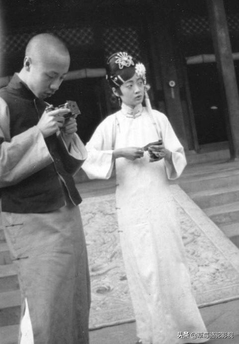 溥仪在没被赶出紫禁城前小日子过得还是舒坦，期间迷上了摄影
