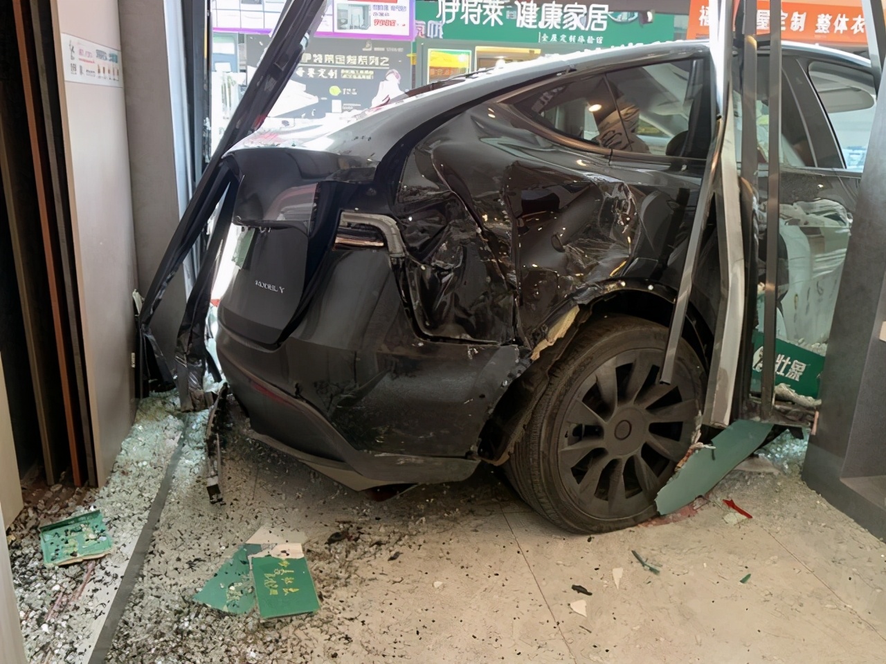 特斯拉失控撞上门店,车主:倒车突然加速,刹不住_太平洋号
