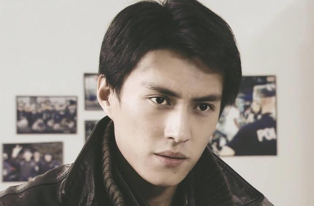 靳东：两次爱上离婚妇女，不顾家人反对娶了二