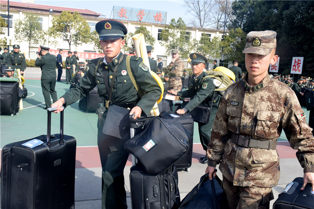 来喽，来喽，新战友们下连喽