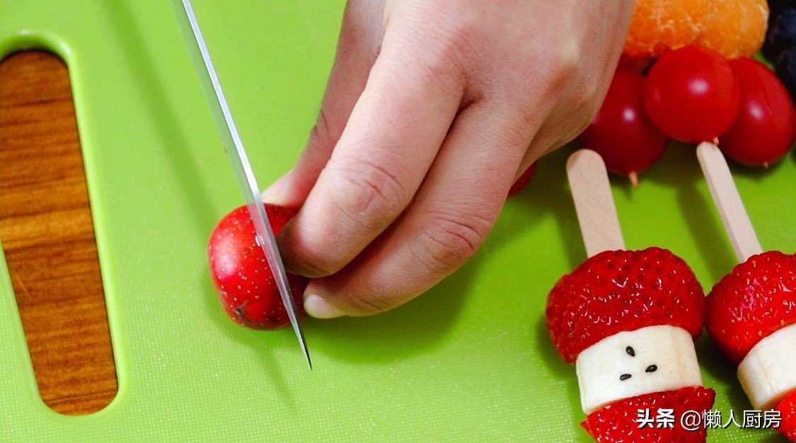 做糖葫蘆時，注意2點，做出來的糖葫蘆不黏牙，不粘手，不反沙