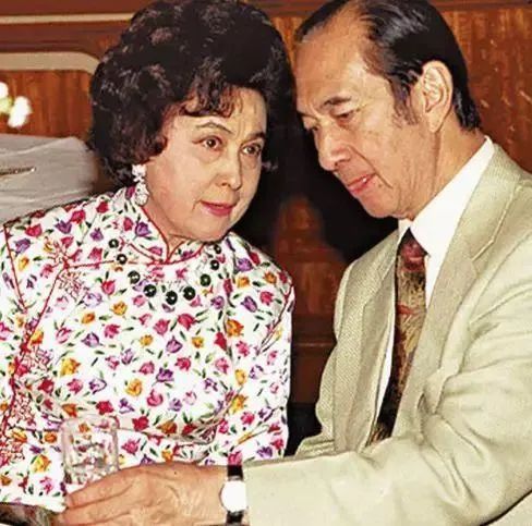 赌王家族又出一明星，25岁的她当主持人太抢眼，